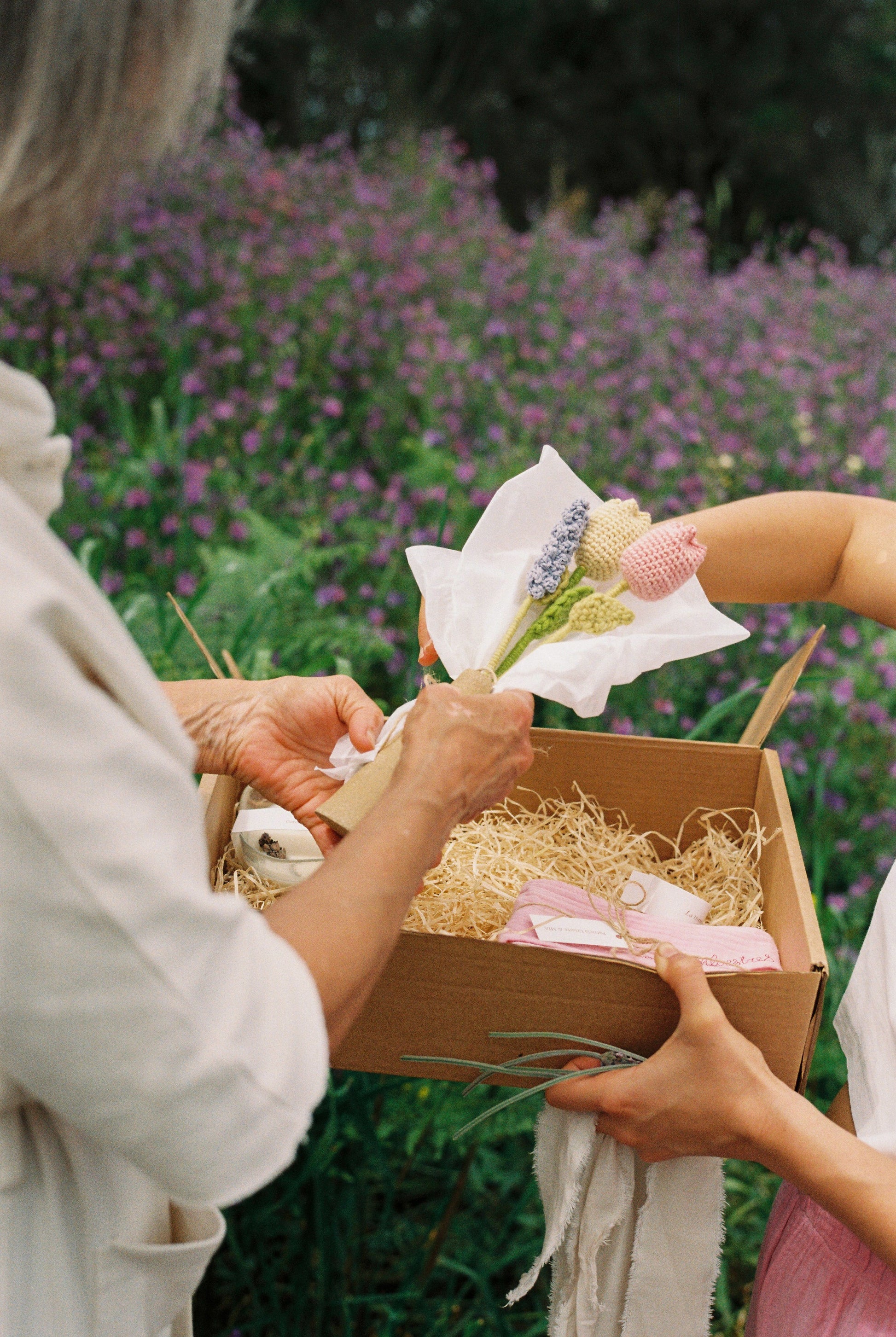 MIA Moda Regenerativa artesanía La caja + experiencia flor ganchillo x1 Ofrenda Madre-Tierra